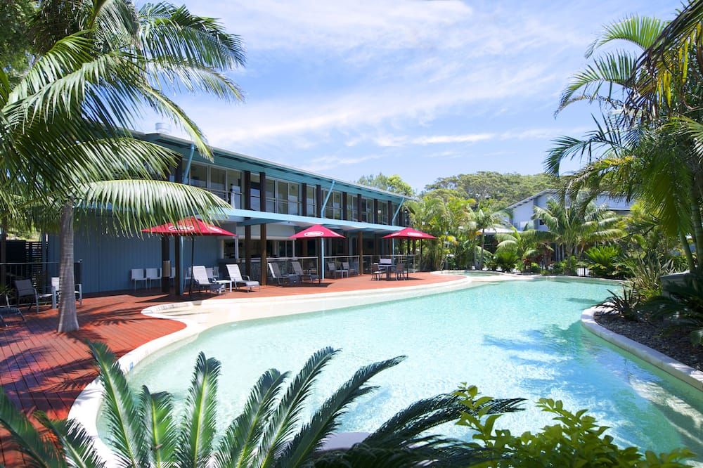 حوض السباحة