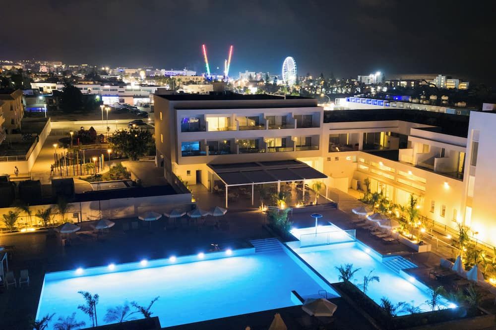 حوض السباحة