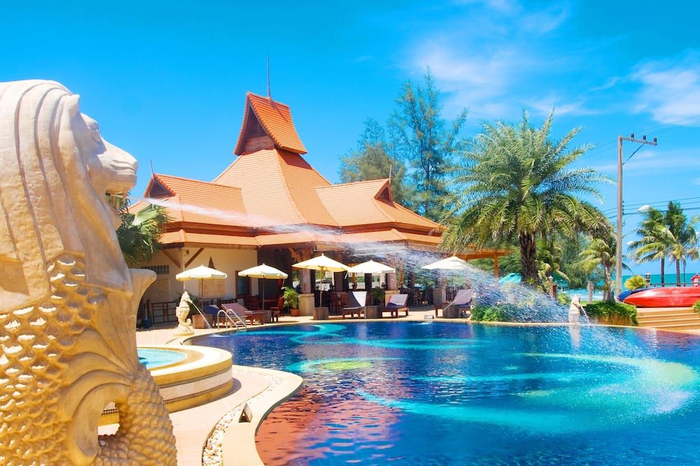 حوض السباحة