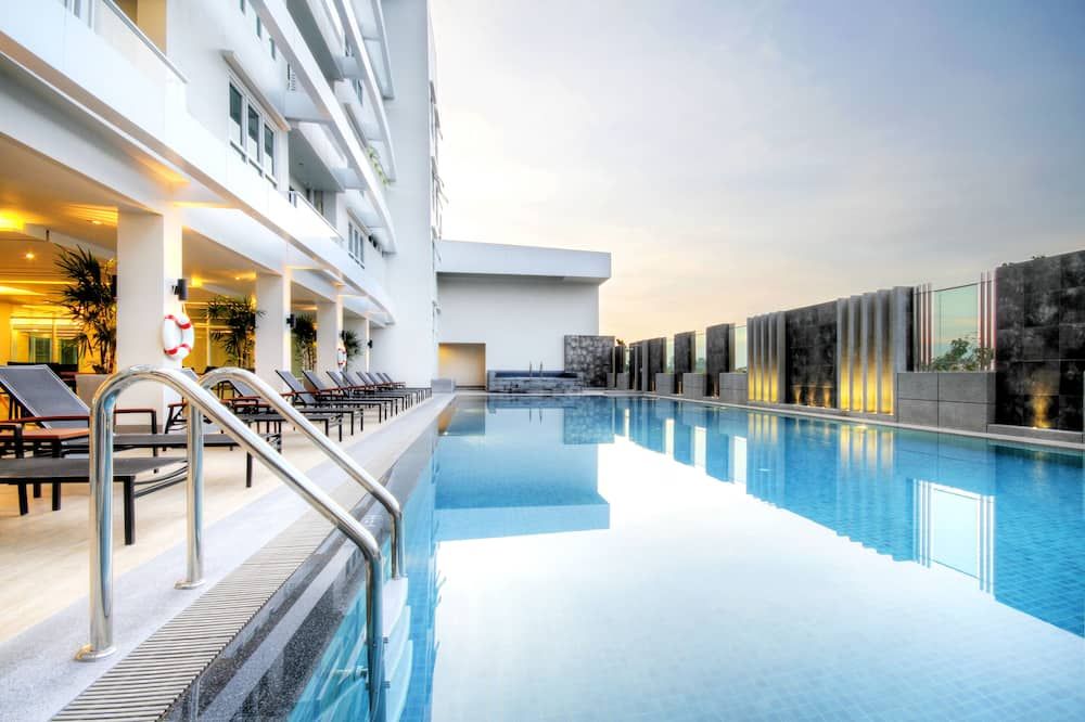 حوض السباحة