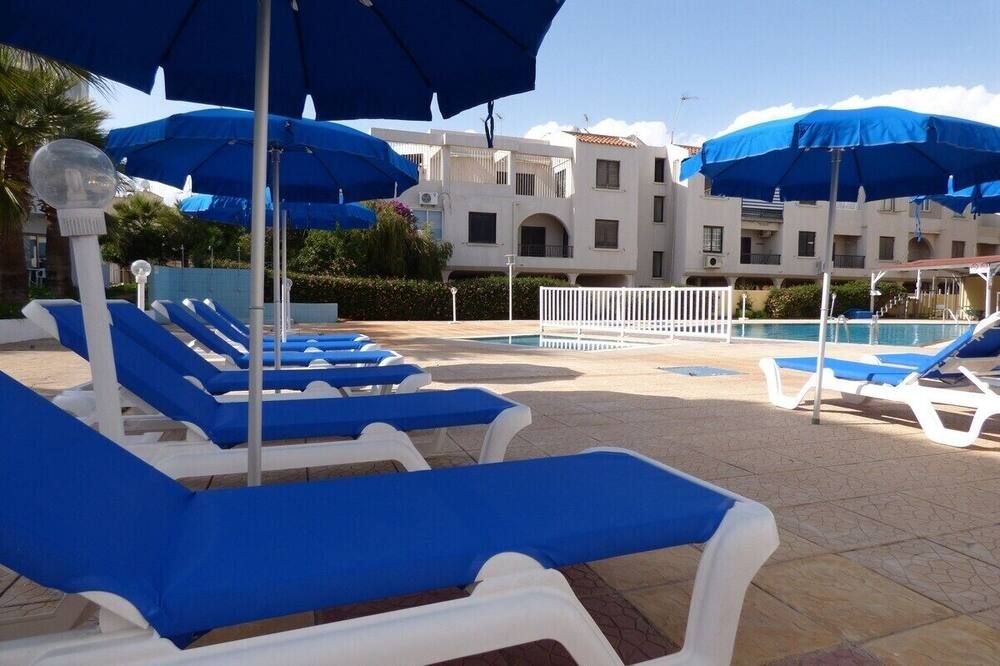 حوض السباحة