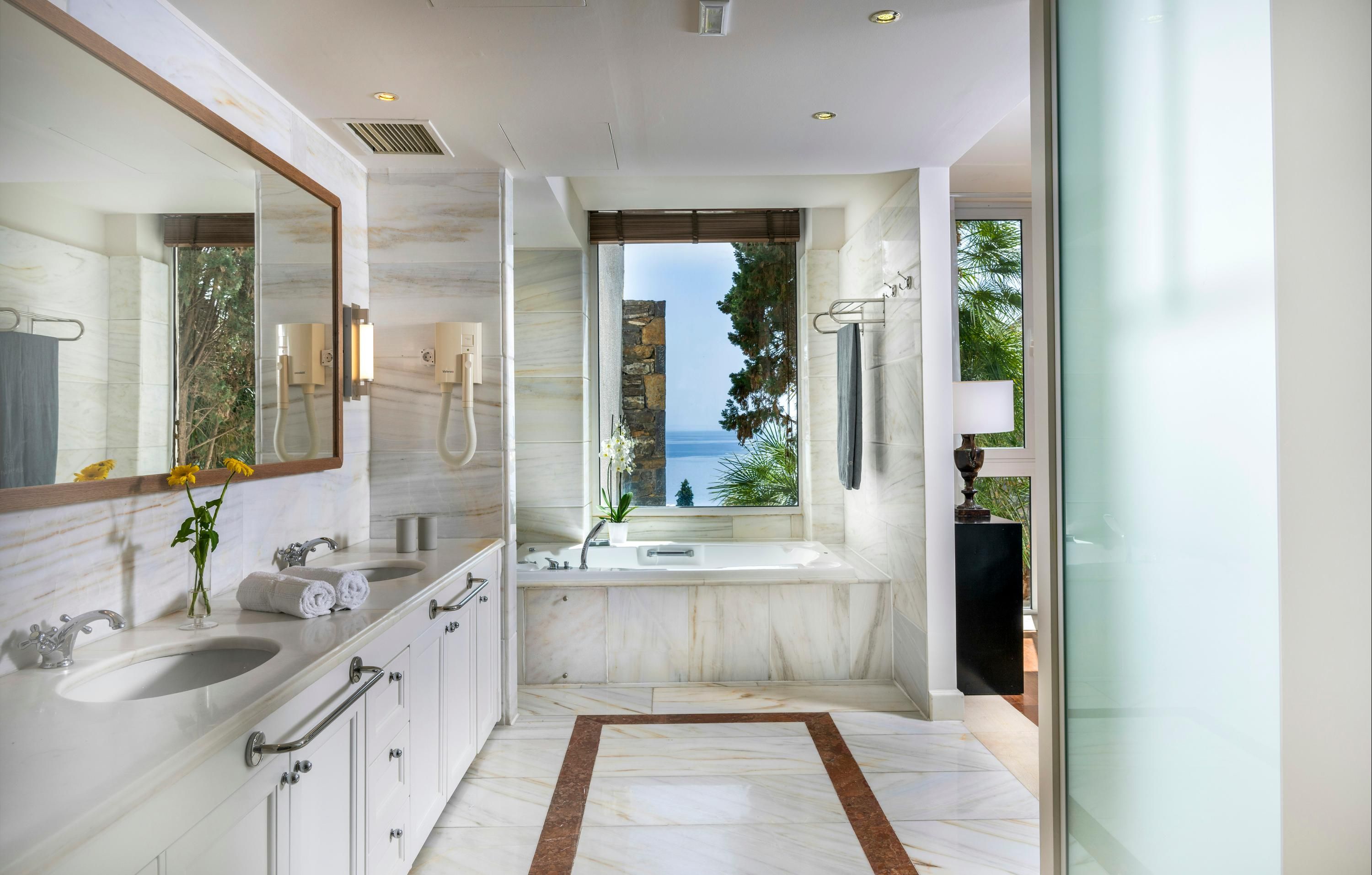 حوض السباحة