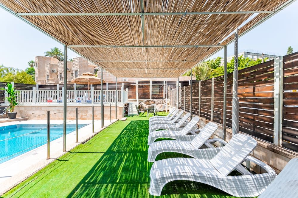 حوض السباحة