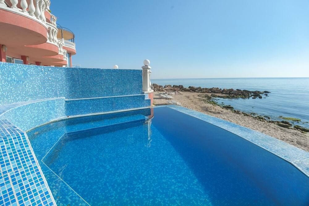 حوض السباحة