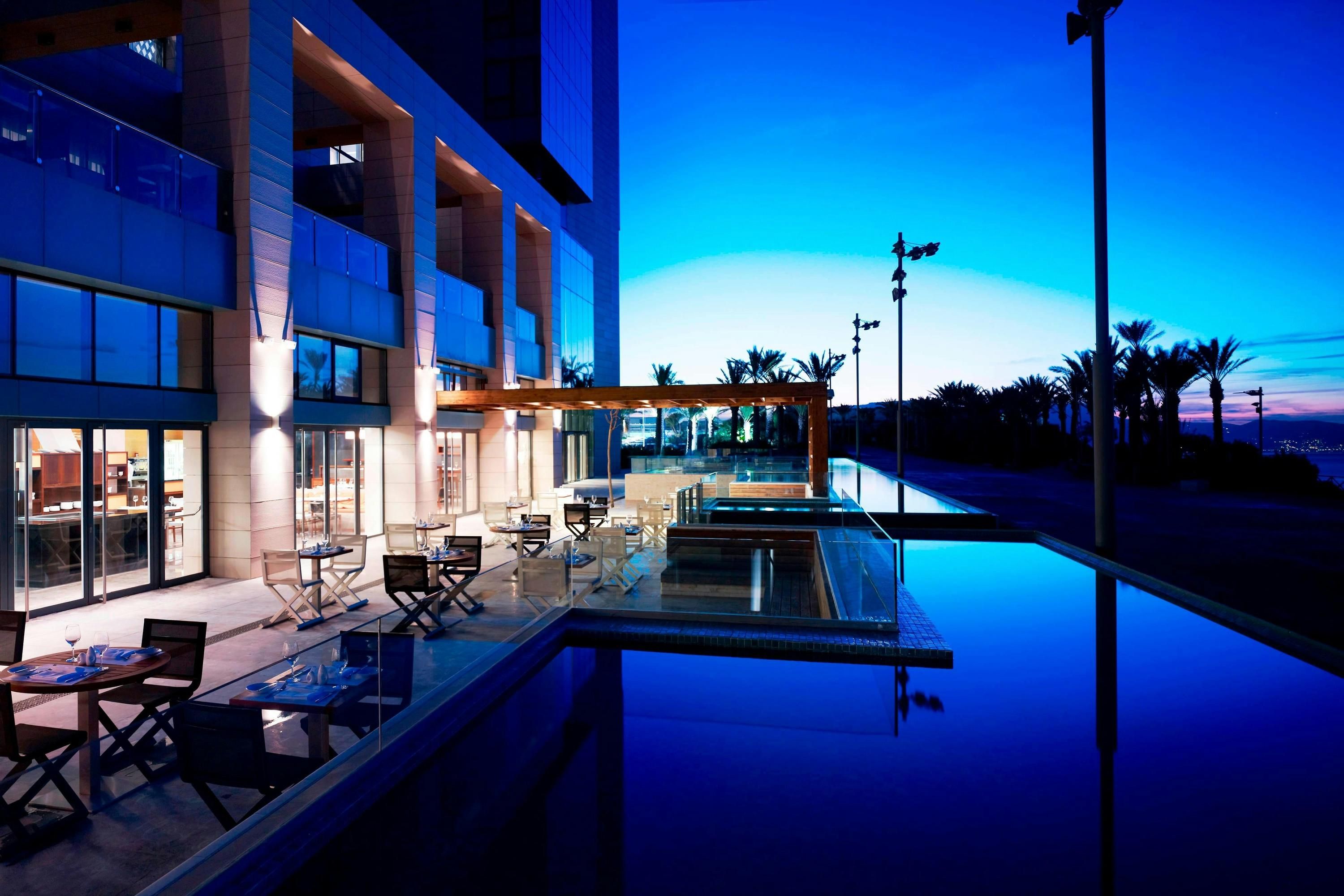 حوض السباحة