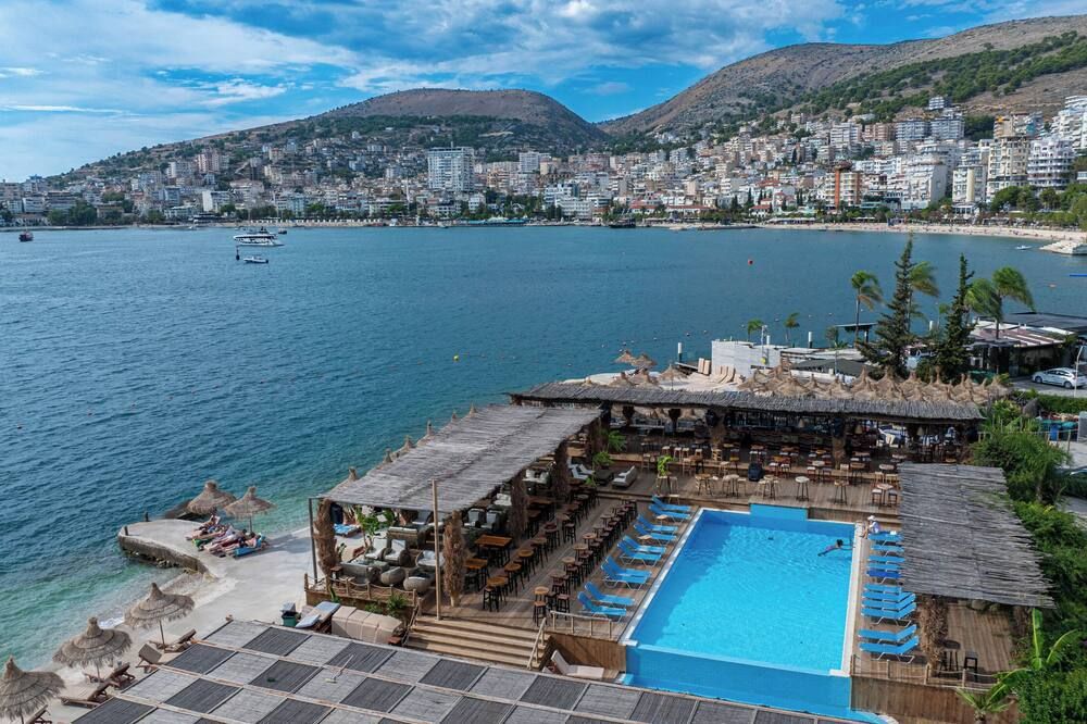 حوض السباحة