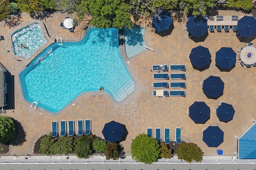 حوض السباحة