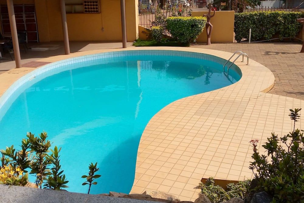 حوض السباحة