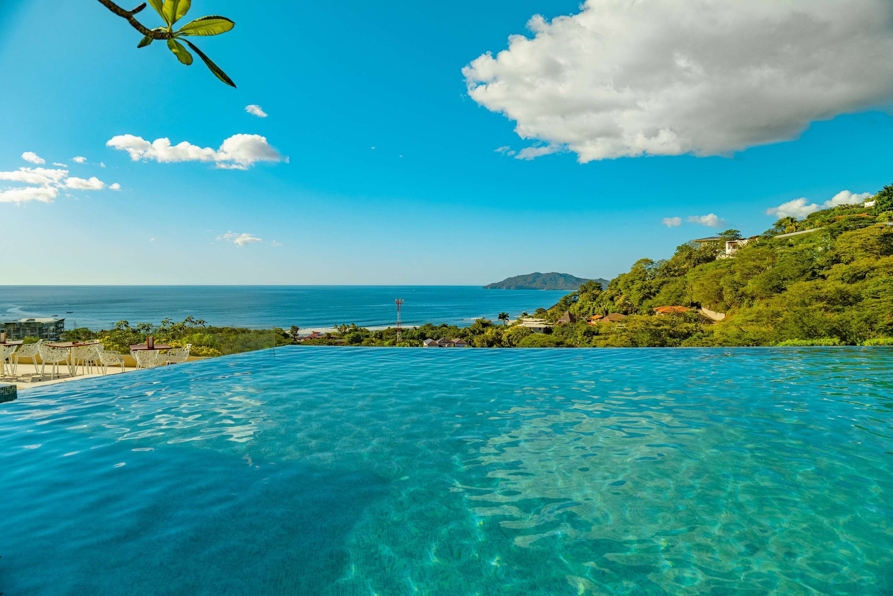 حوض السباحة