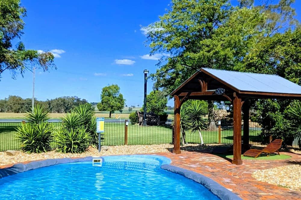 حوض السباحة