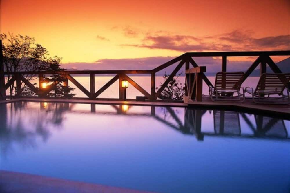 حوض السباحة