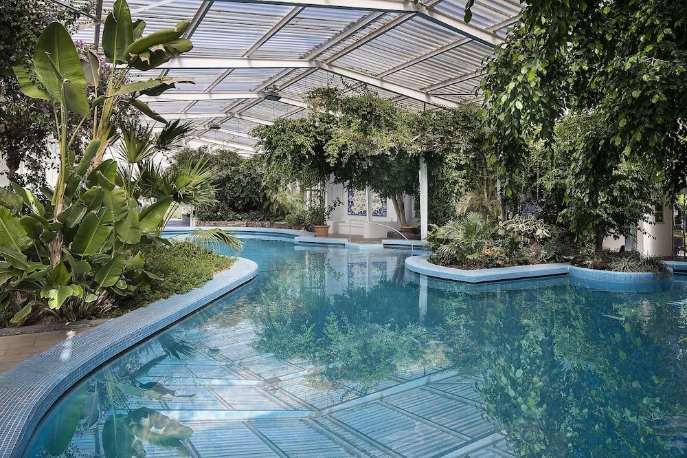 حوض السباحة