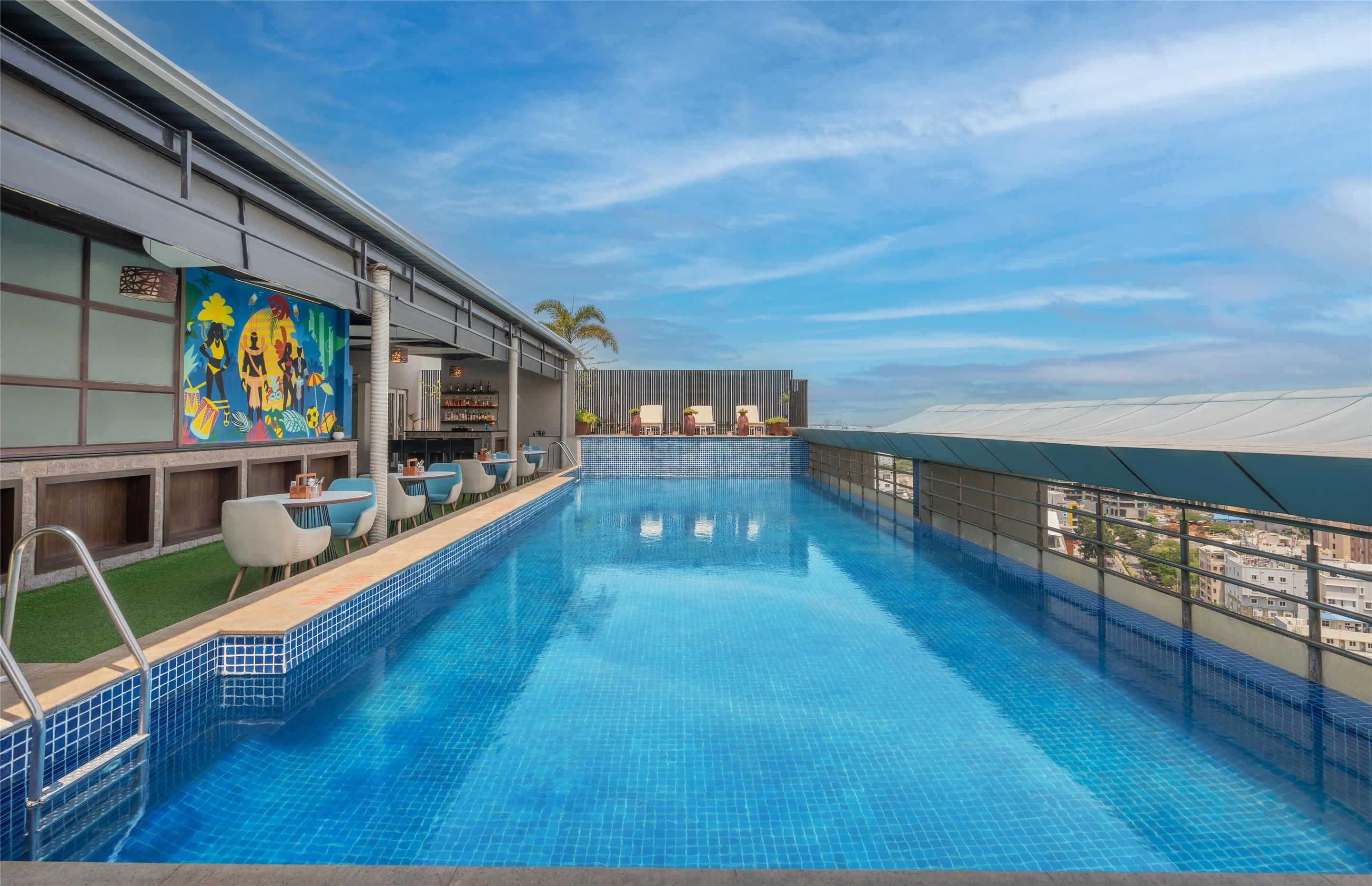 حوض السباحة