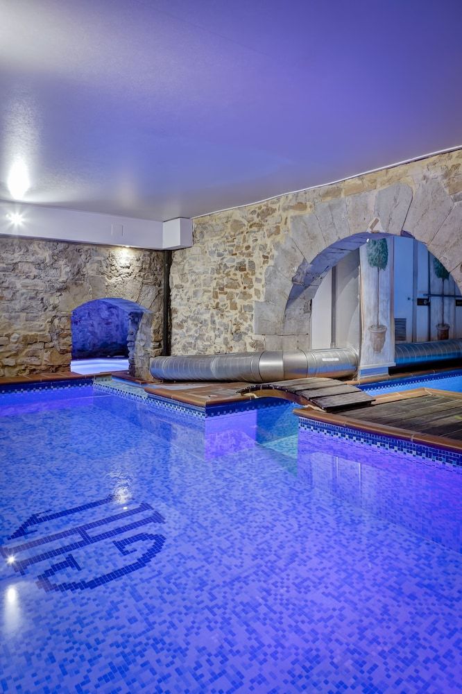 حوض السباحة