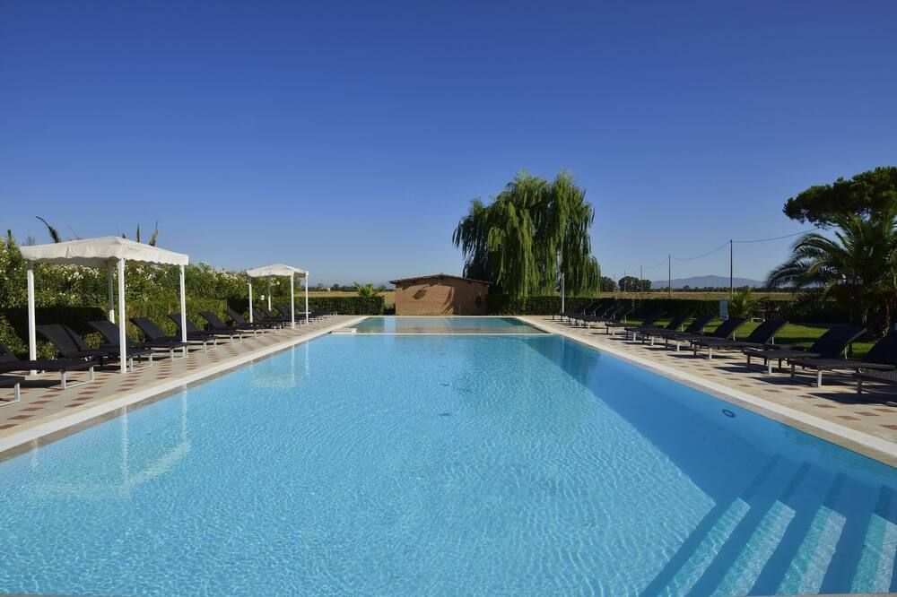 حوض السباحة