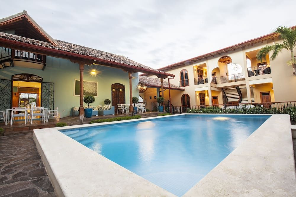 حوض السباحة