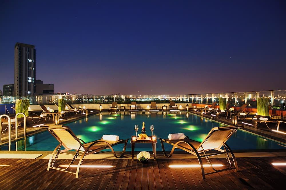 حوض السباحة