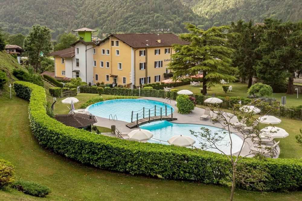 حوض السباحة