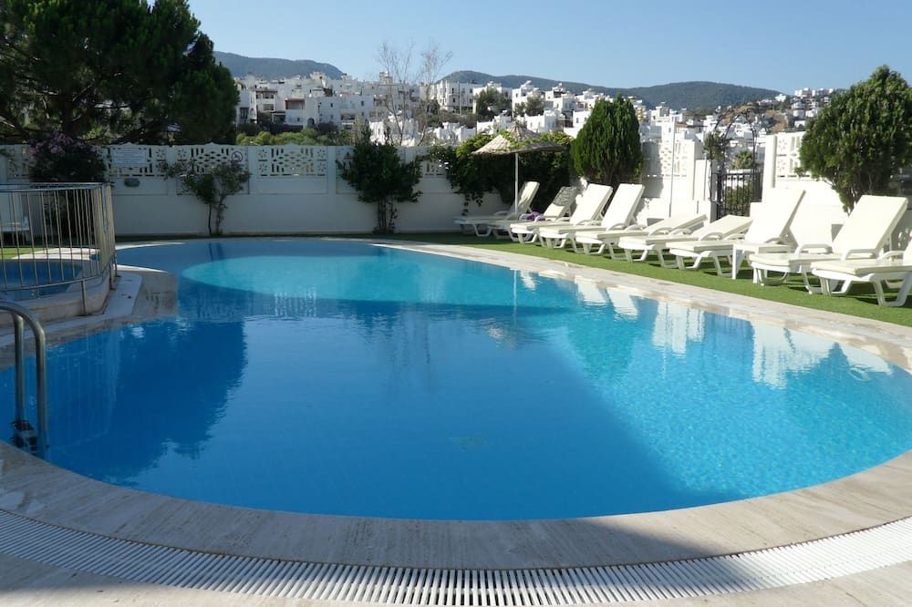 حوض السباحة