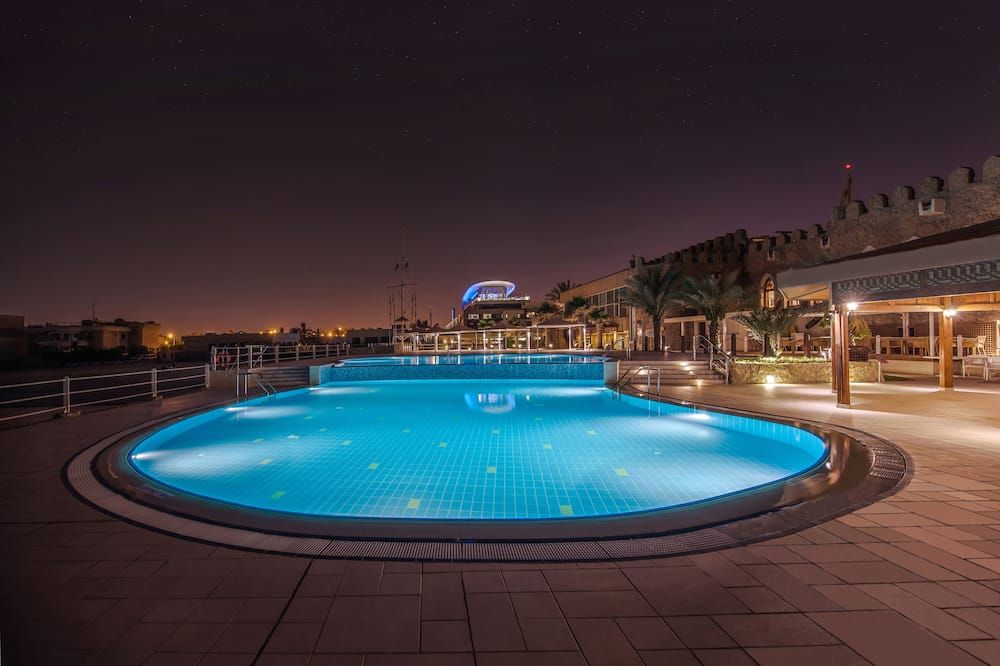 حوض السباحة