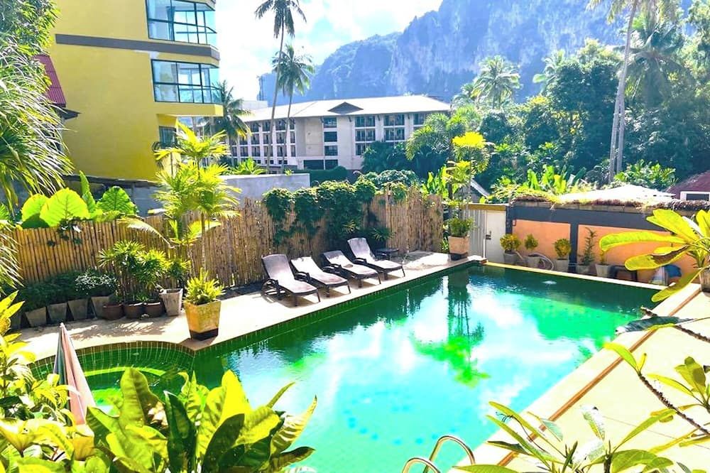 حوض السباحة