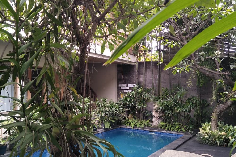 حوض السباحة