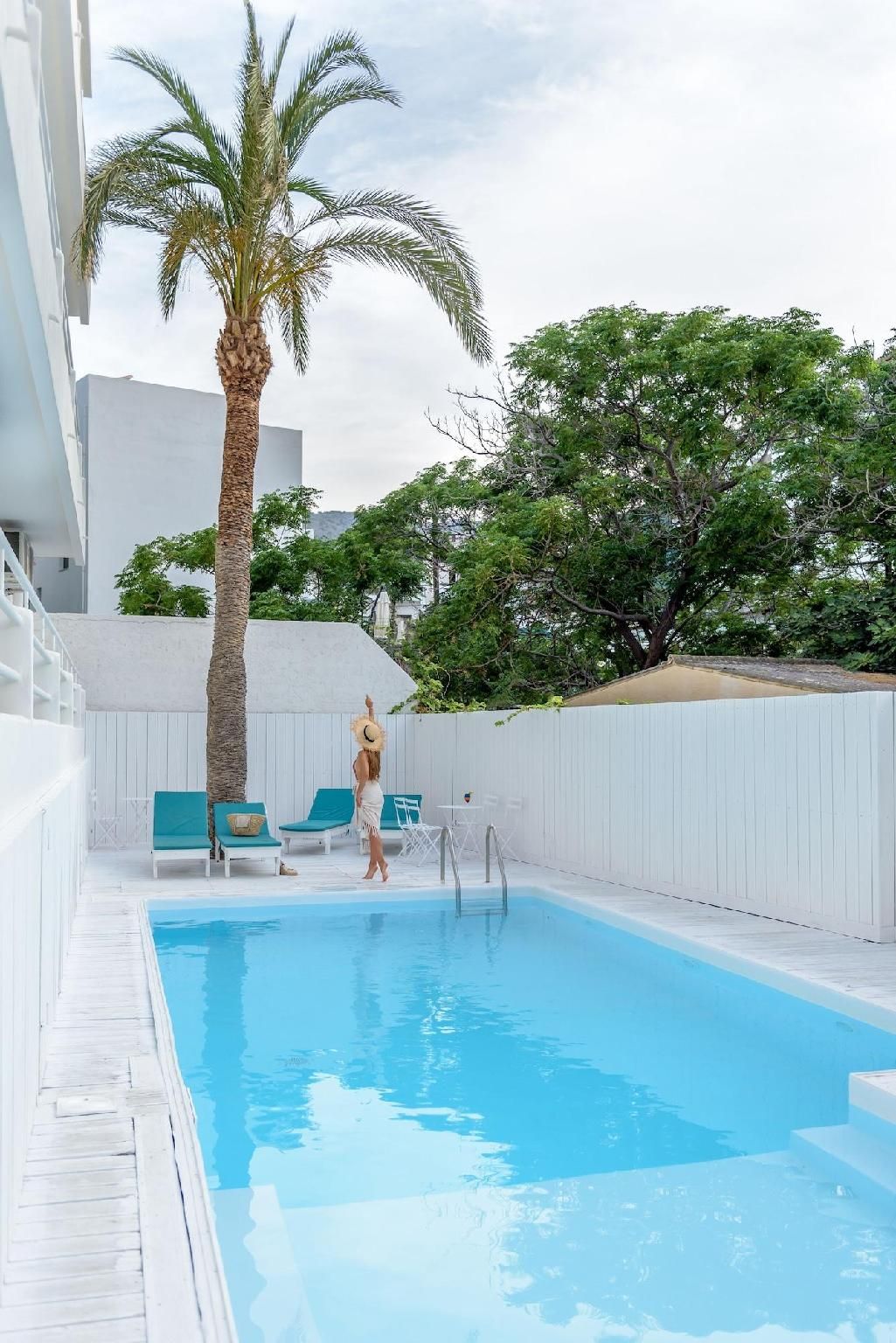 حوض السباحة