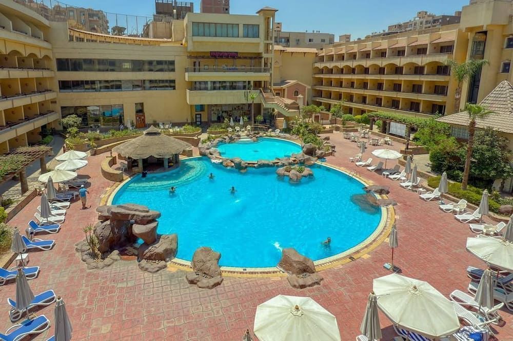 حوض السباحة