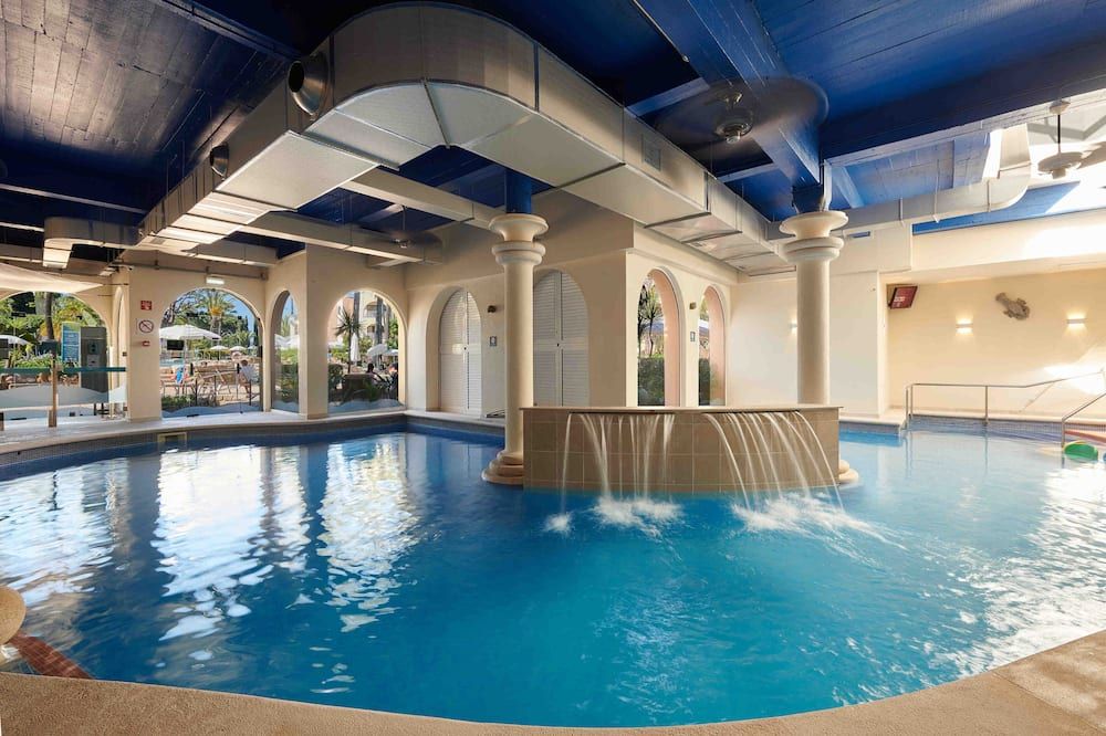 حوض السباحة