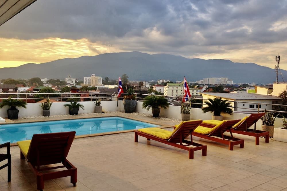 حوض السباحة صورة