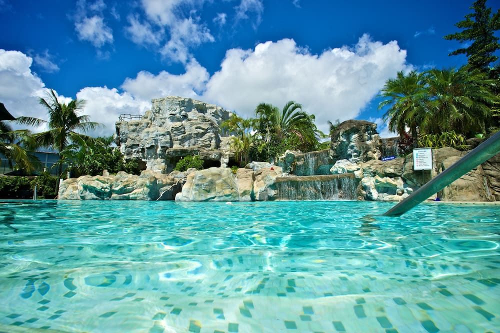 حوض السباحة