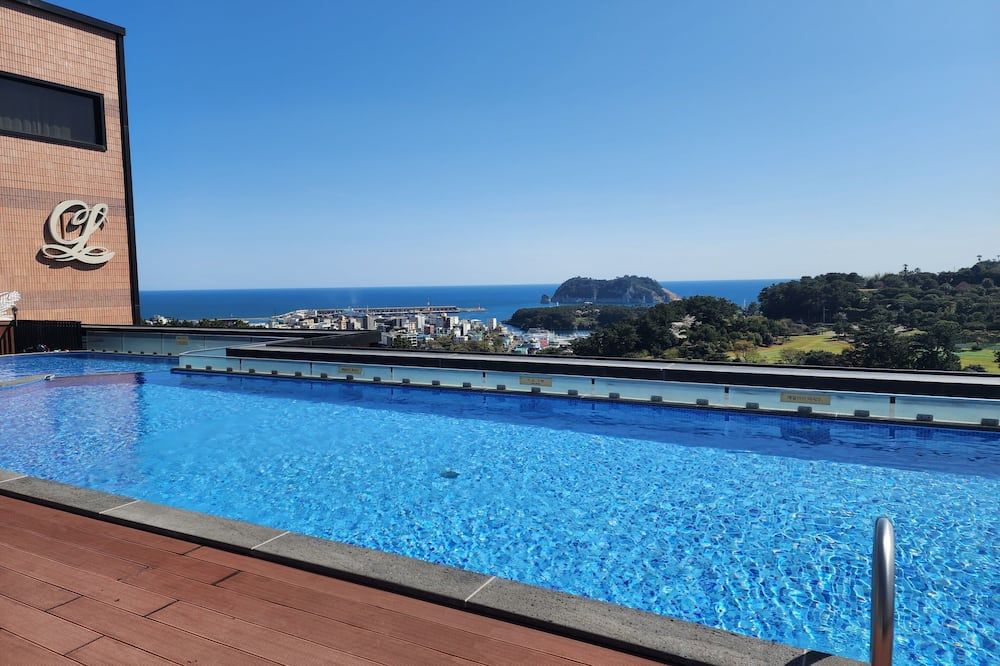 حوض السباحة