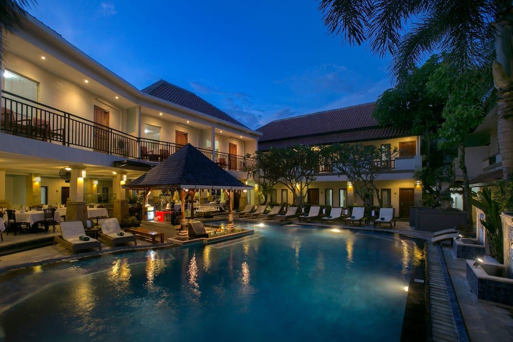 حوض السباحة