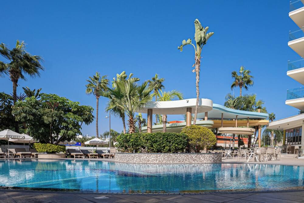 حوض السباحة