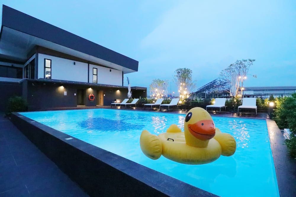 حوض السباحة