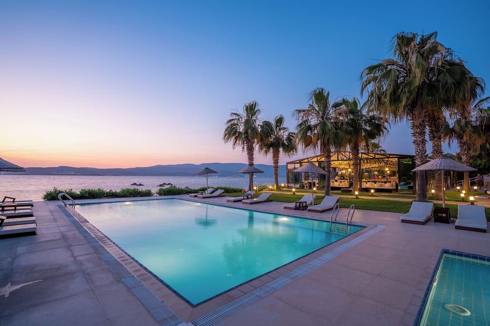 حوض السباحة