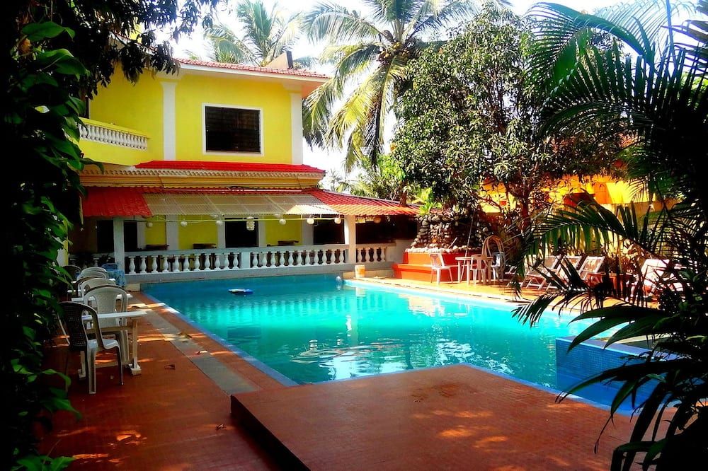 حوض السباحة