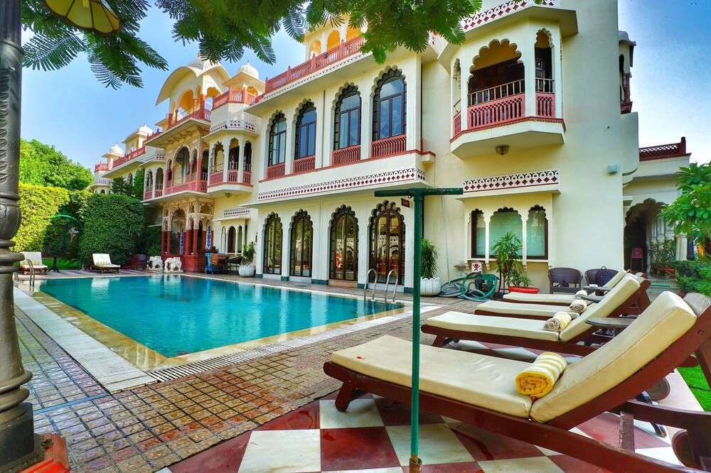 حوض السباحة