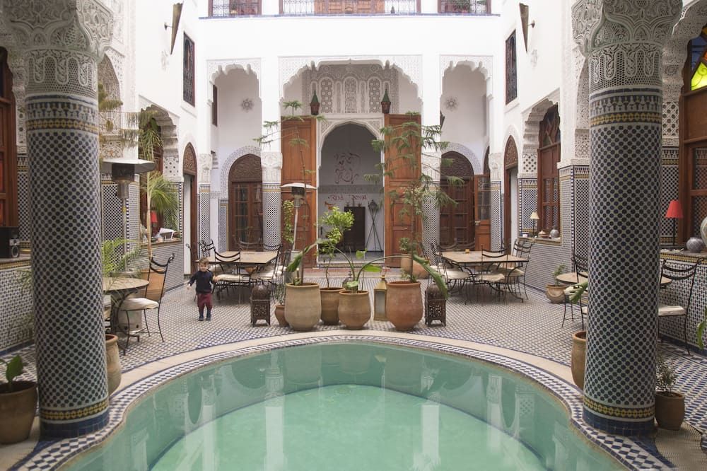 حوض السباحة