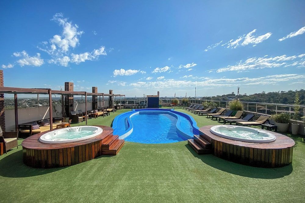 حوض السباحة