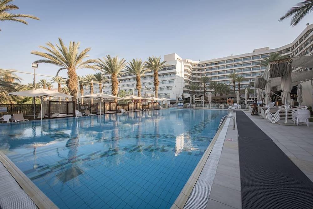 حوض السباحة