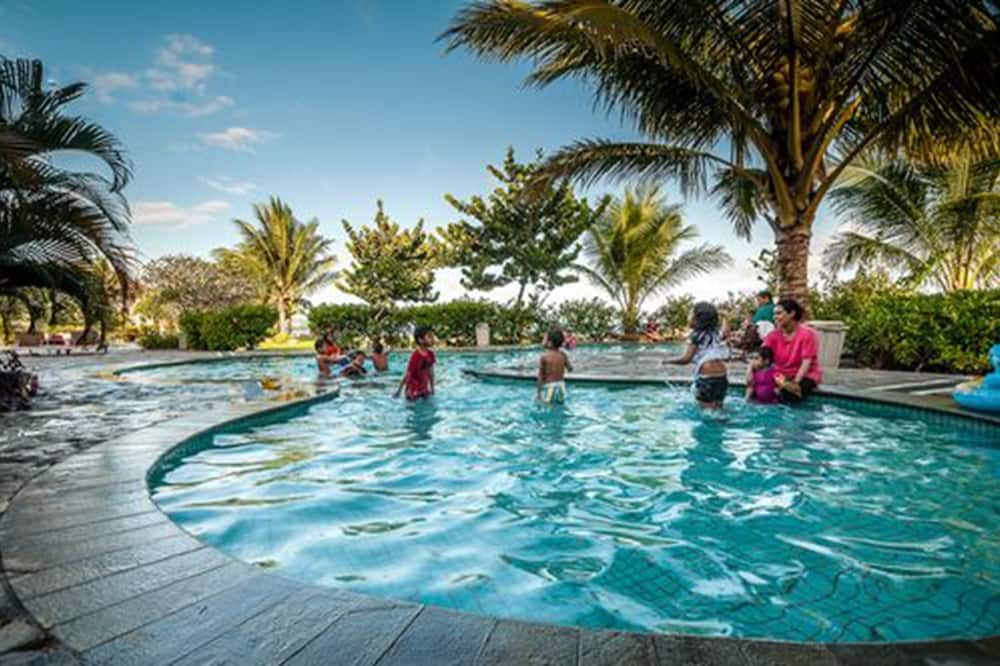 حوض السباحة