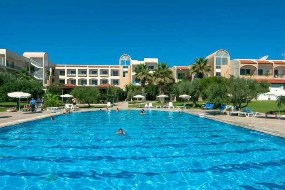 حوض السباحة