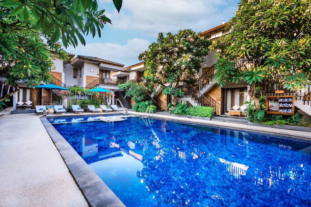 حوض السباحة