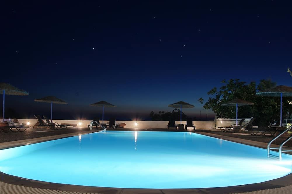 حوض السباحة