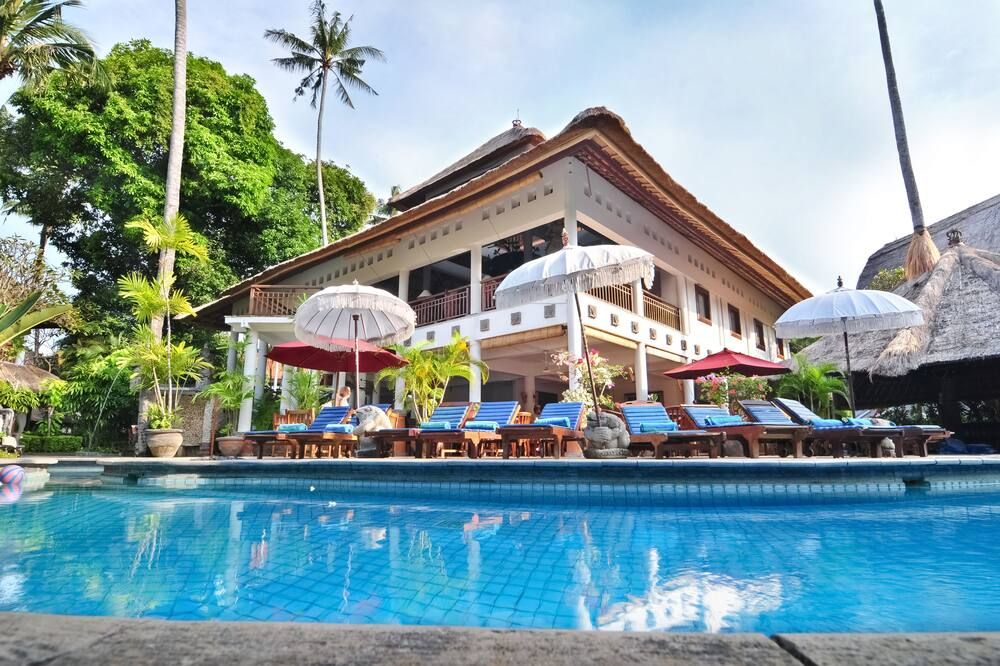 حوض السباحة