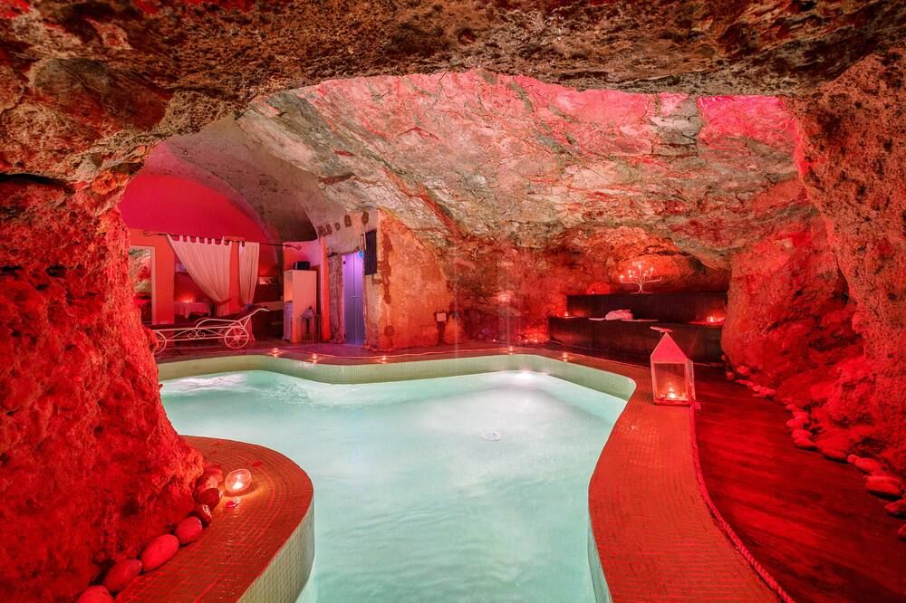 حوض السباحة