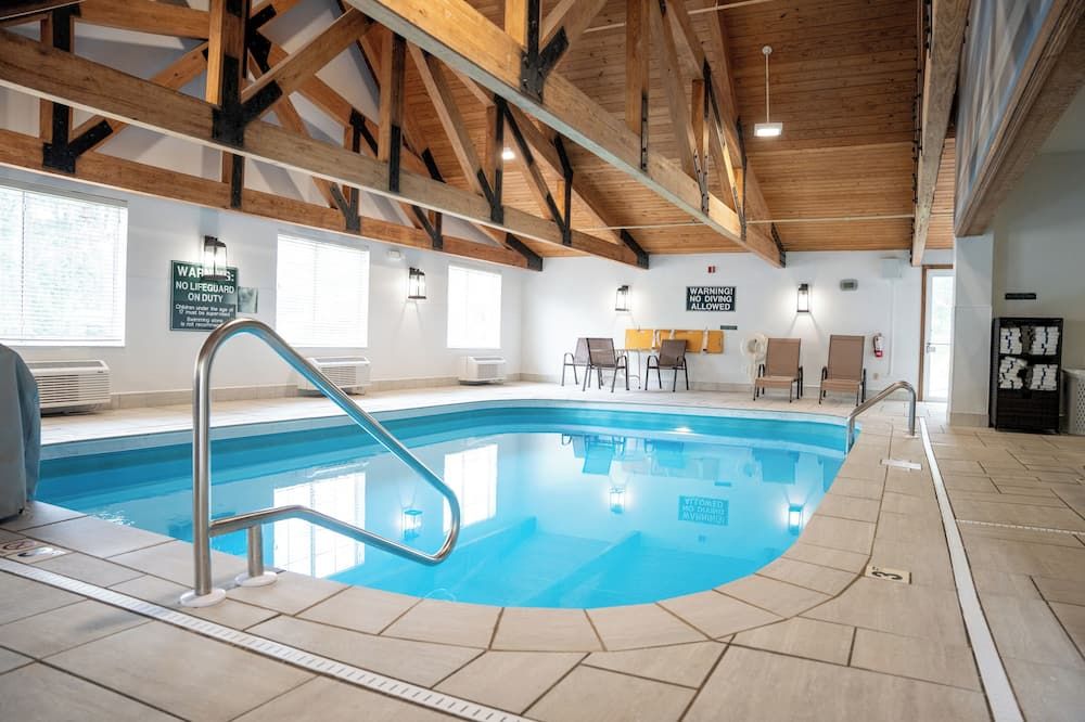 حوض السباحة