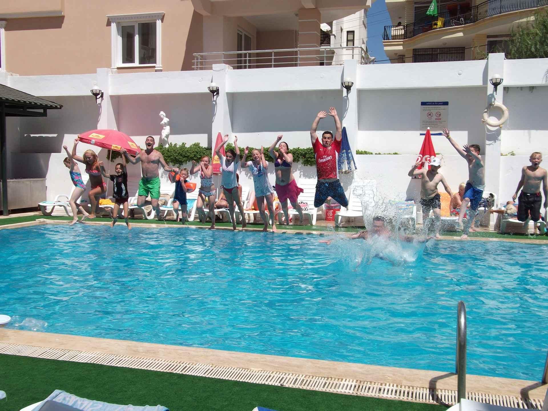 حوض السباحة