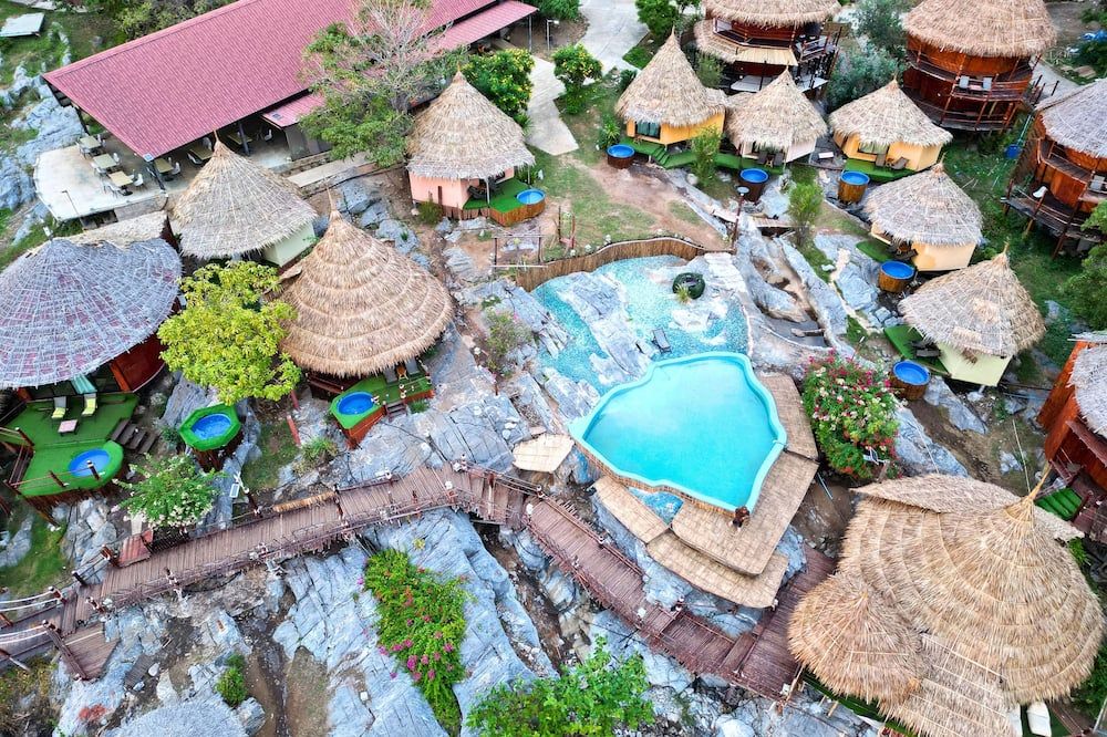 حوض السباحة